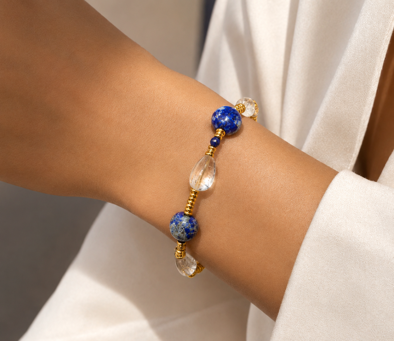 Bracelet doré en pierres naturelles – Cristal de roche & Lapis Lazuli
